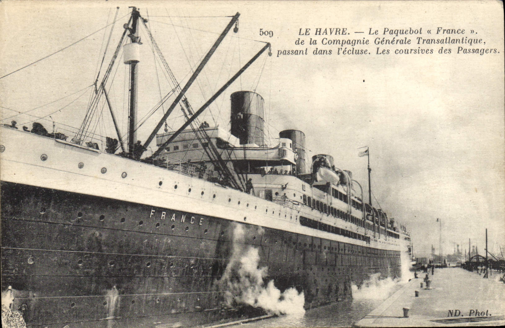 Le Havre — Le paquebot « France » de la Compagnie Générale Transatlantique passant dans l'écluse