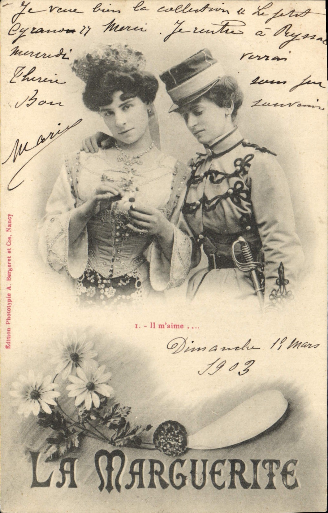 Deux jeunes femmes — une en tenue militaire, l'autre en robe élégante — édition A. Bergeret et Cie, Nancy, n°1, La Marguerite