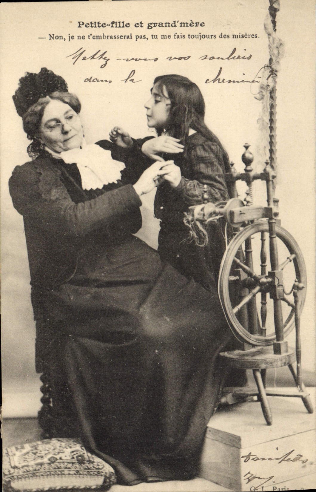 Petite-fille et grand'mère — scène avec roue à filer — Gé L. Paris