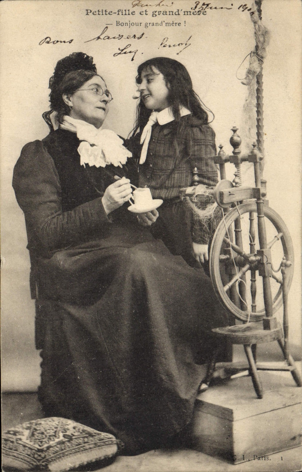 Petite-fille et grand'mère — Bonjour grand'mère ! — S. L. Paris. 1