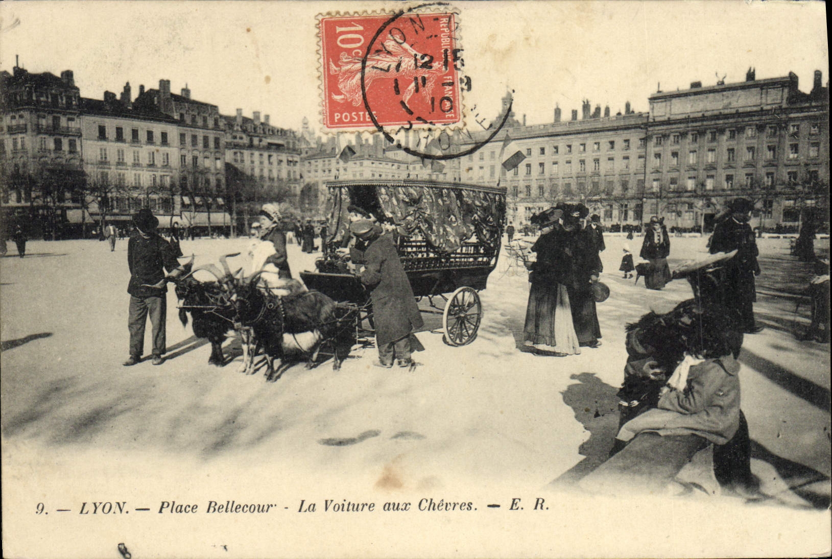 LYON — Place Bellecour — La Voiture aux Chèvres — E. R.