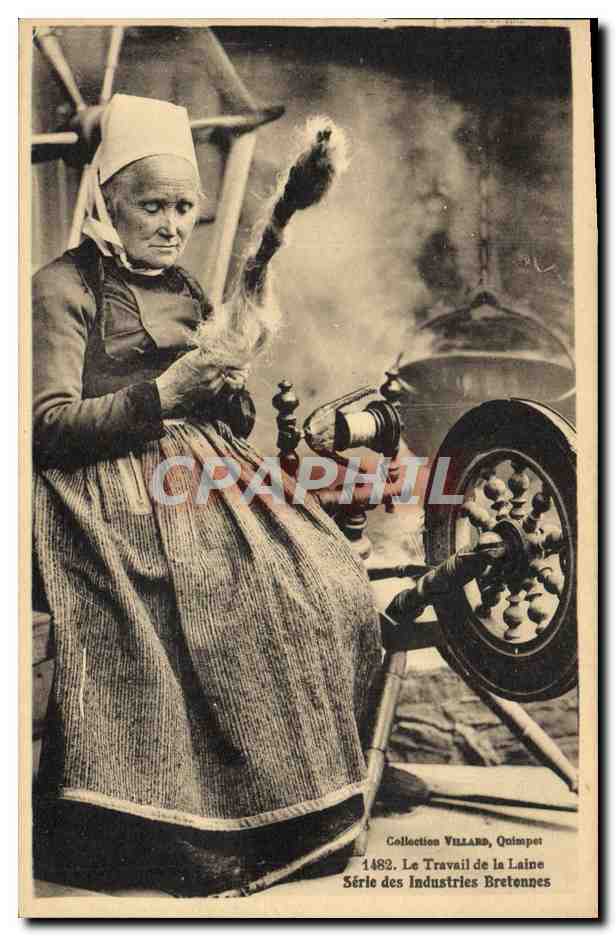 CPA Folklore Le travail de la laine Bretagne Fileuse
