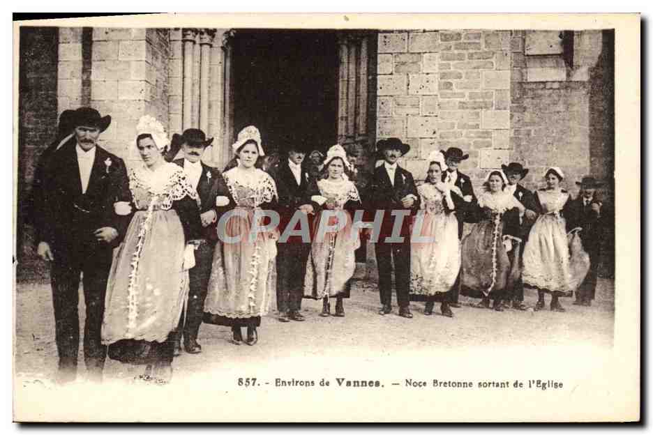 CPA Folklore Environs de Vannes Noce bretonne sortant de l'eglise Mariage 