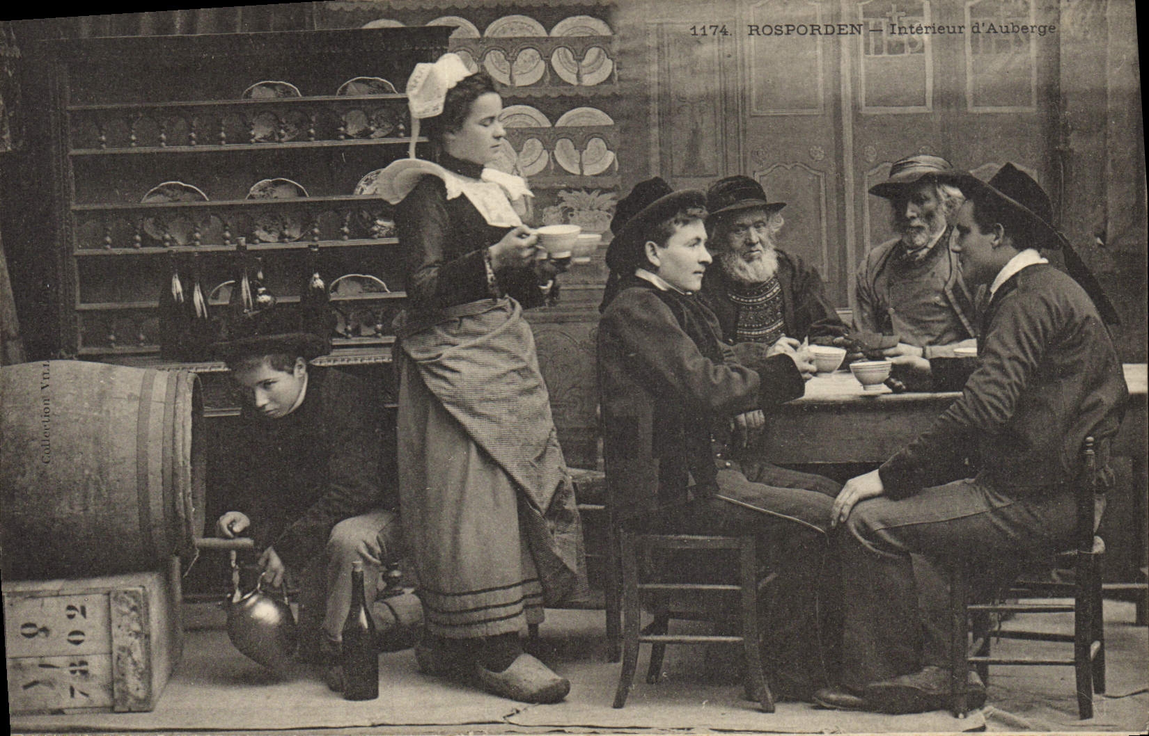 CPA Folklore Rosporden Interieur d'auberge 