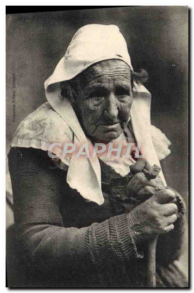 CPA Folklore Vieille fumeuse Bretagne Tabac
