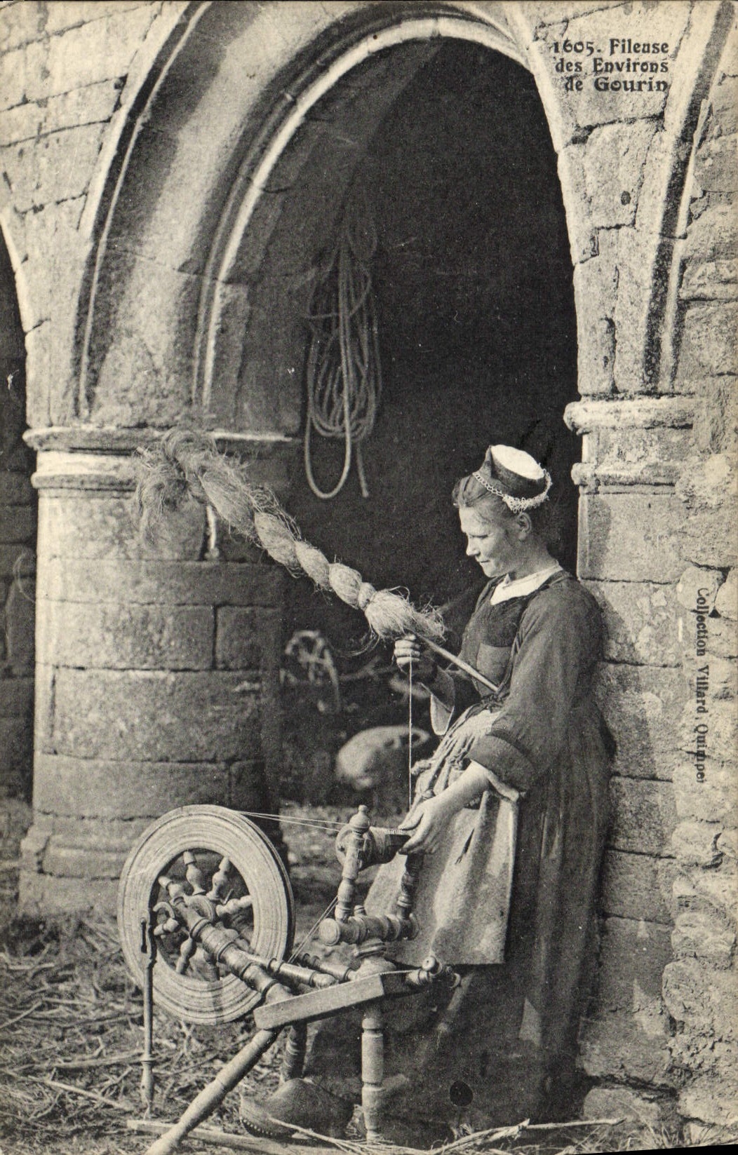CPA Folklore Fileuse des environs de Gourin 
