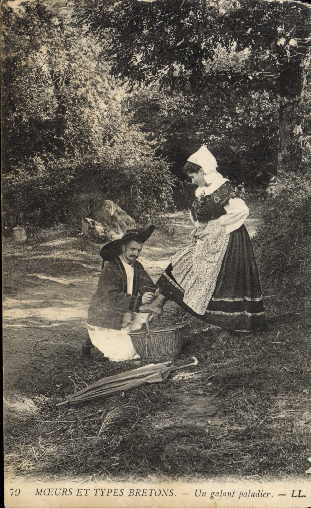 CPA Folklore Bretagne Un galant paludier 