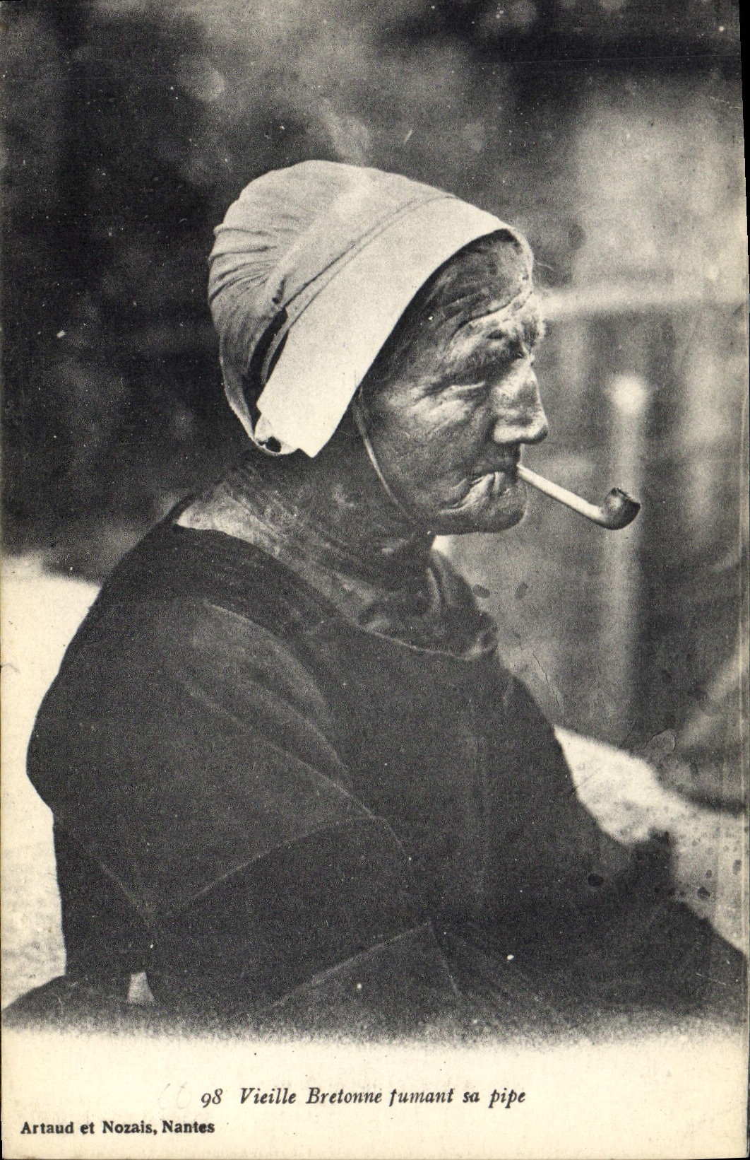 CPA Folklore Vieille bretonne fumant sa pipe