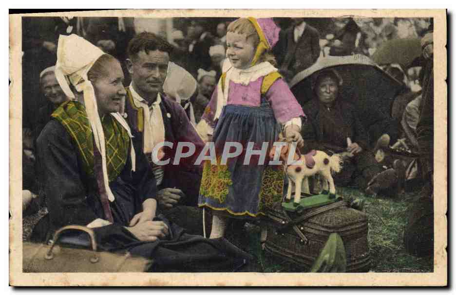 CPA Folklore Pardon de Rumengol Une jolie petite famille de Plougastel Daoulas attendant l'heure des vepres 