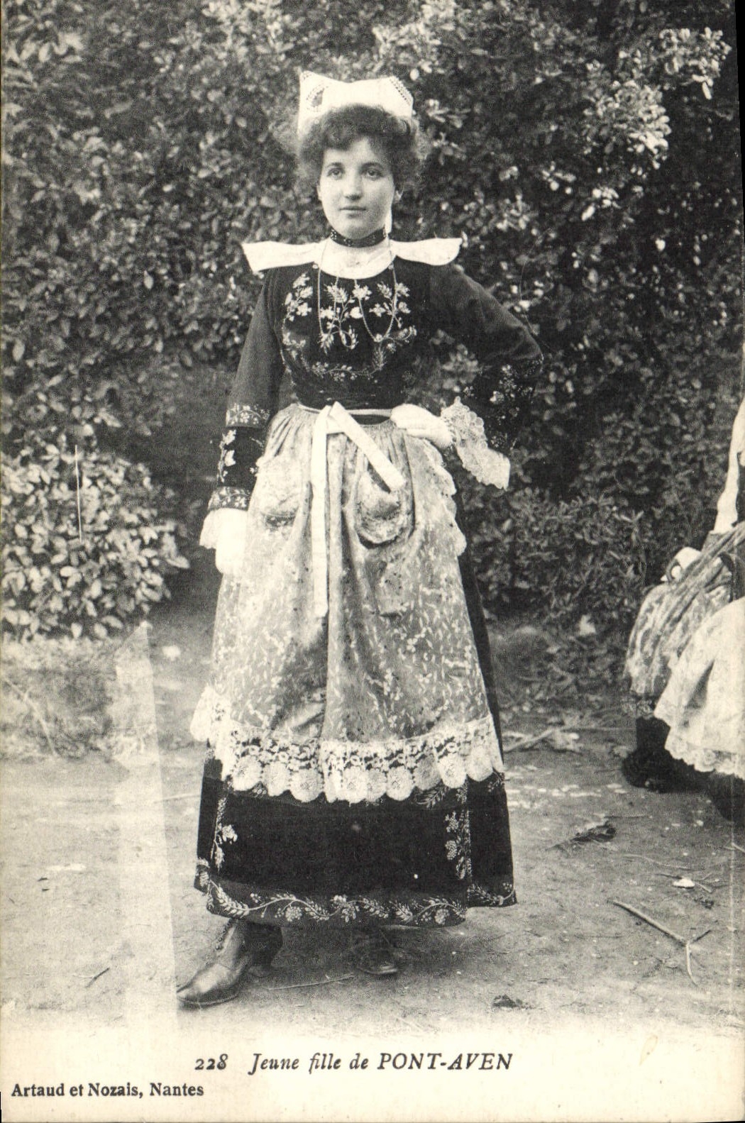 CPA Folklore Jeune fille de Pont Aven 