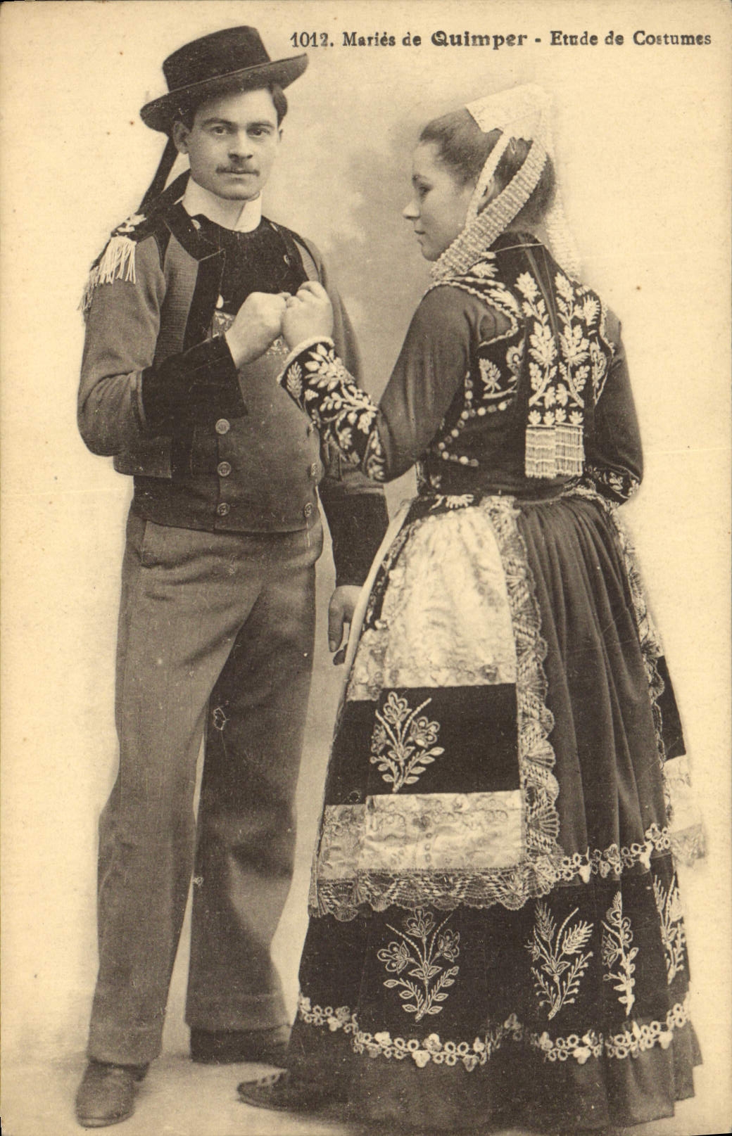 CPA Folklore Musee de Quimper Etude de costumes