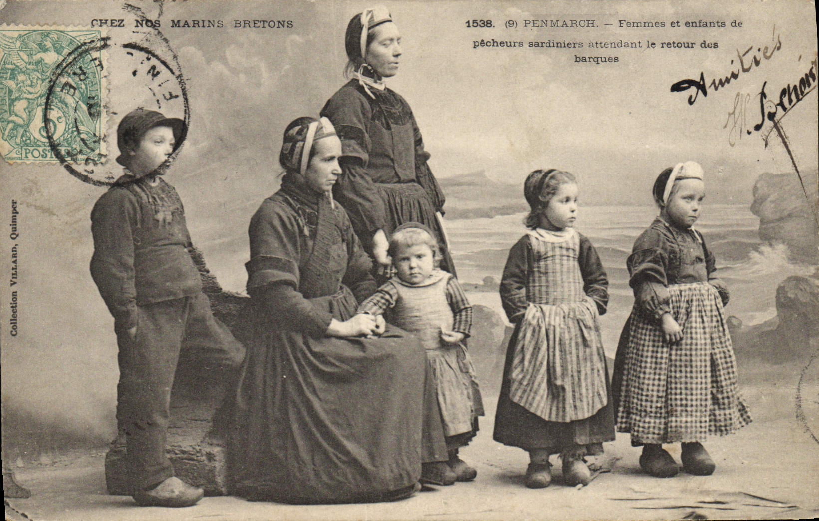 CPA Folklore Penmarch Femmes et enfants de pecheurs attendant le retour des barques