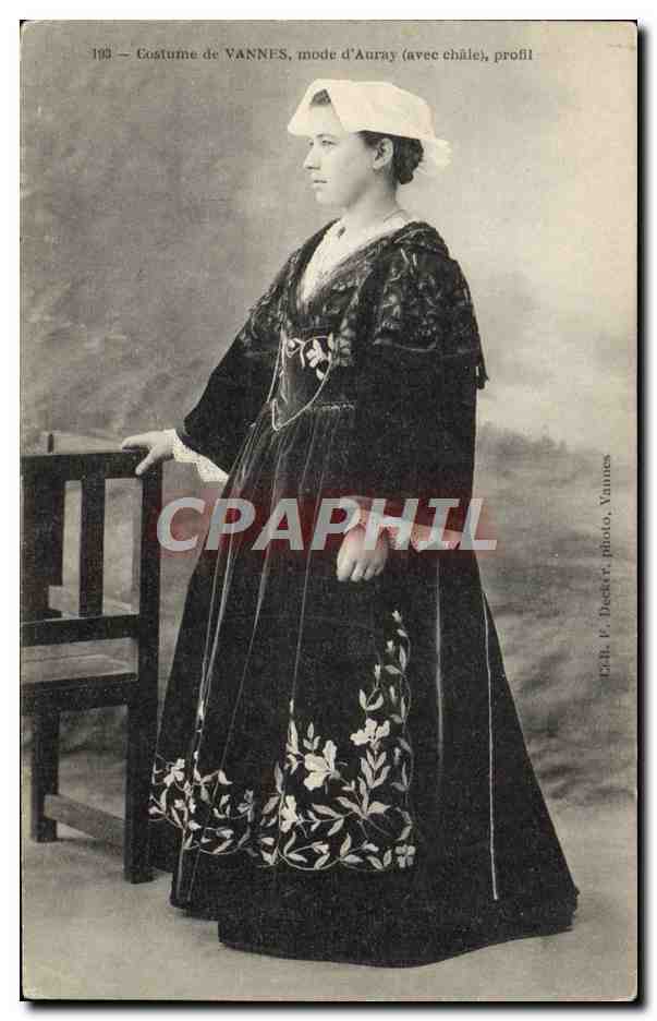 CPA Folklore Costume de Vannes Mode d'Auray avec chale 