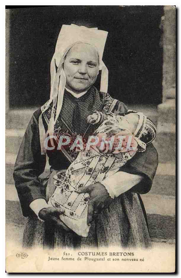 CPA Folklore Costumes bretons Jeune femme de Plougastel et son nouveau ne 