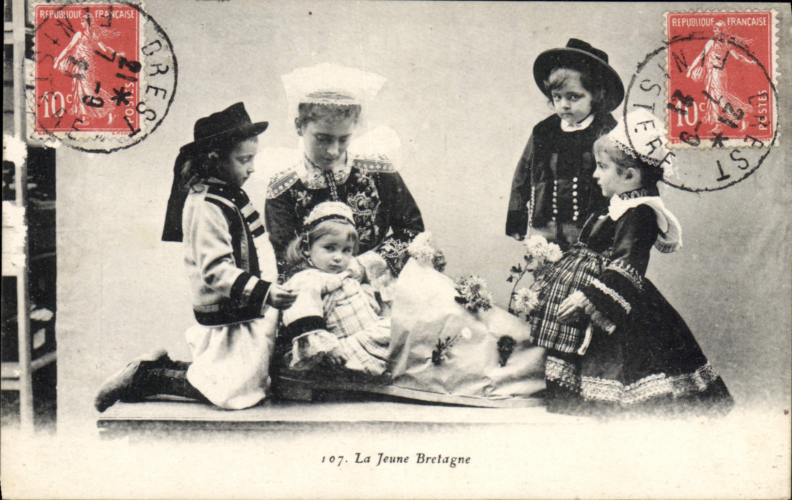 CPA Folklore La jeune Bretagne Enfants