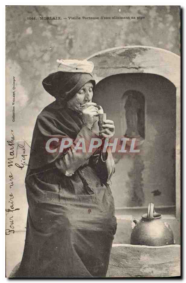 Morlaix — Vieille Porteuse d'eau allumant sa pipe — Collection Villar, Quimper