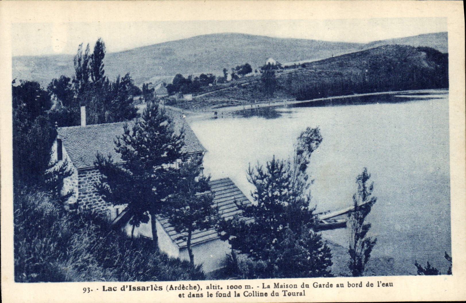 Lac d'Issarlès (Ardèche), alt. 1000 m. — La Maison du Garde au bord de l'eau et dans le fond la Colline du Toural — Éditions artistiques Haend Collard