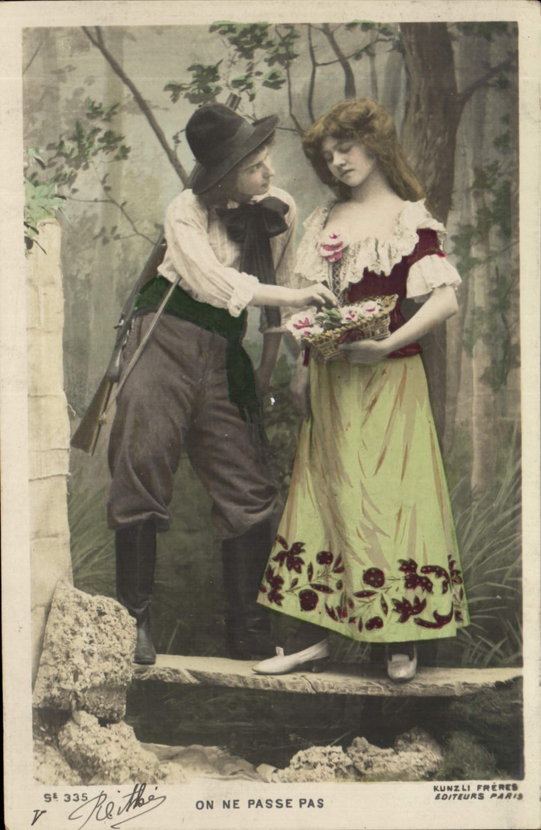 Jeune homme et jeune femme dans un décor forestier — scène romantique — Kunzli Frères, Paris, n° 335