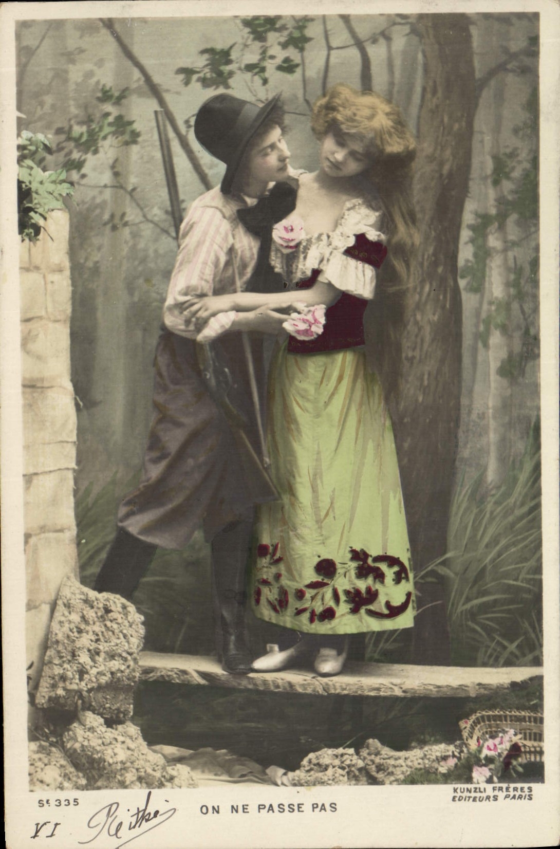 Jeune couple dans un décor de forêt — scène amoureuse — Kunzli Frères, Paris, n° ST 335