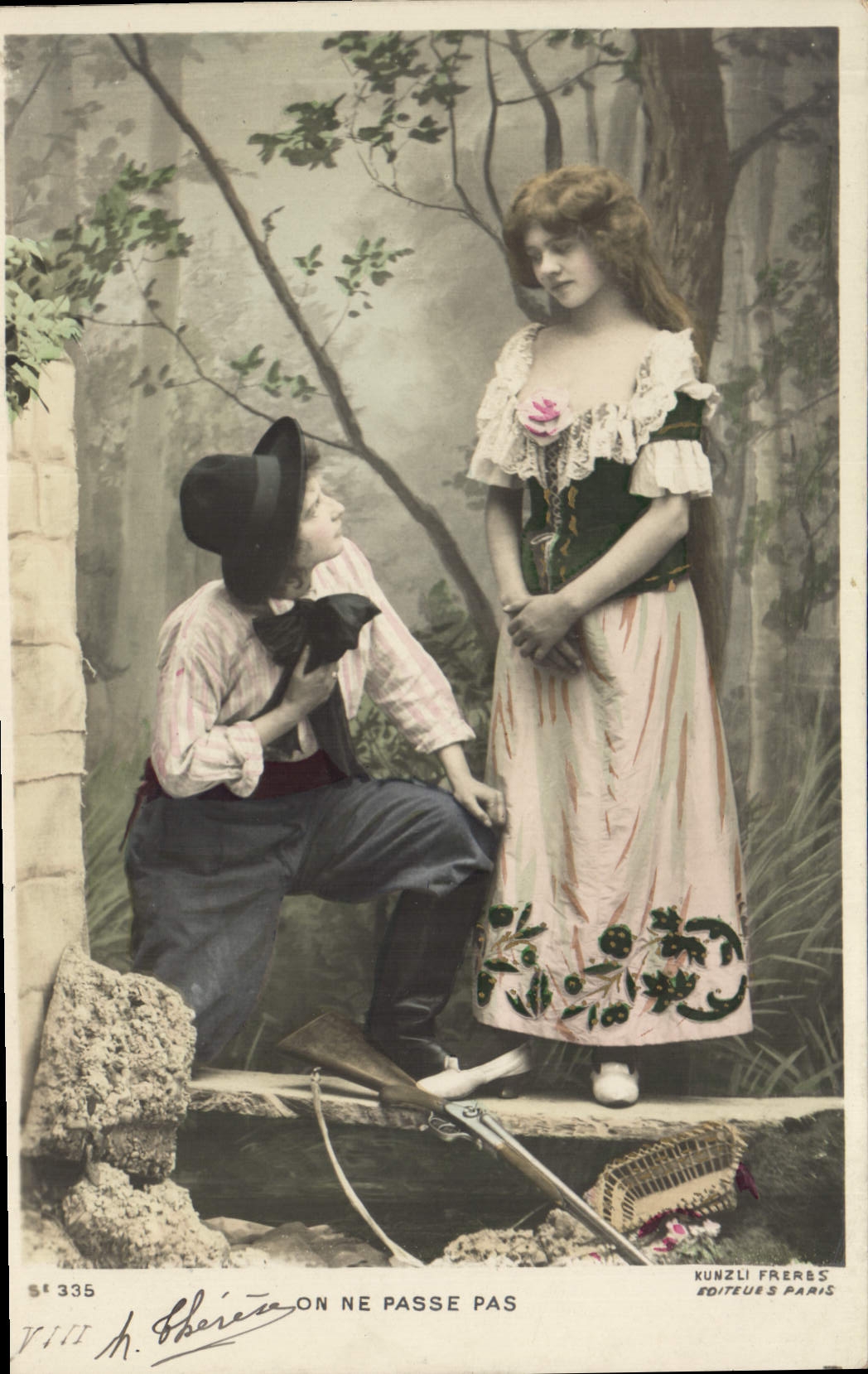 Un jeune homme s'agenouille devant une jeune femme — scène de cour — Kunzli Frères, Paris, n° 335