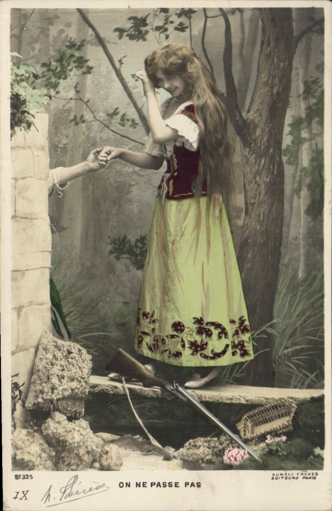 Femme en forêt — scène avec fusil — Kunzli Frères, Paris