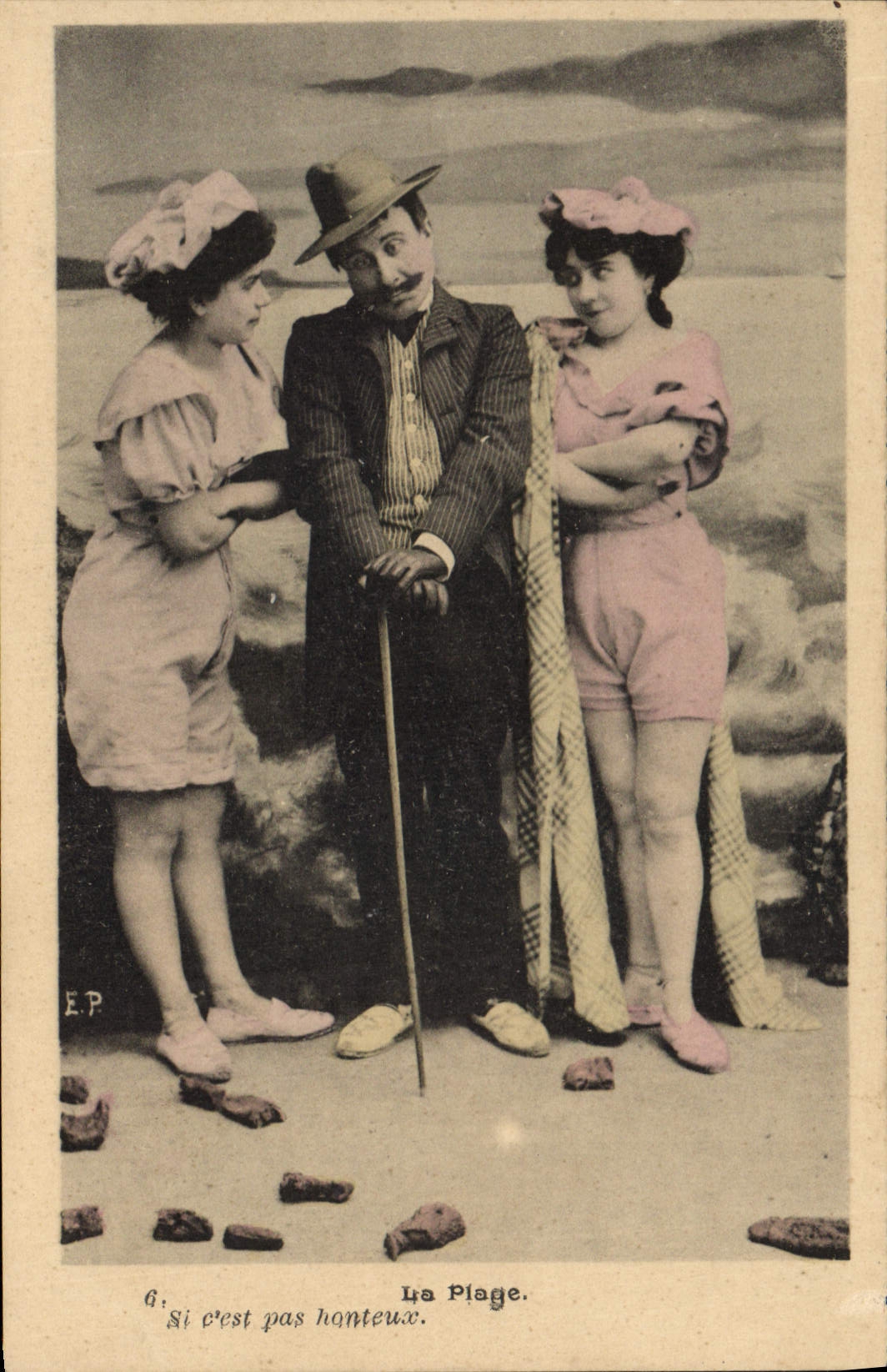 La Plage — scène comique avec homme et deux jeunes femmes — E.P. n° 207
