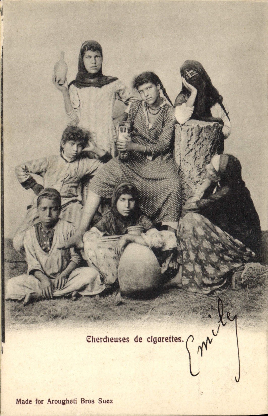 CPA Folklore Chercheuses de cigarettes Tabac 