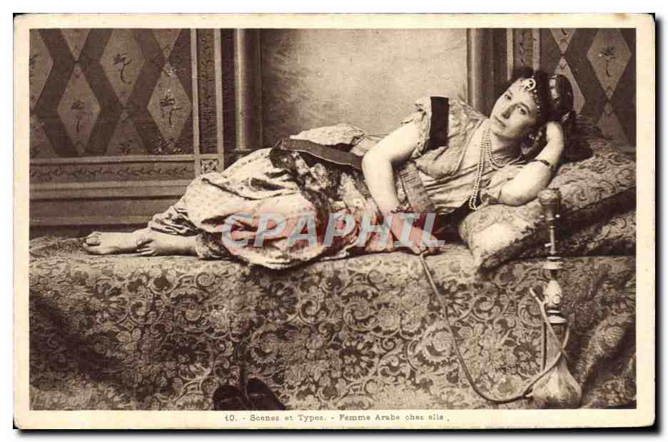 CPA Folklore Femme arabe chez elle Tabac 