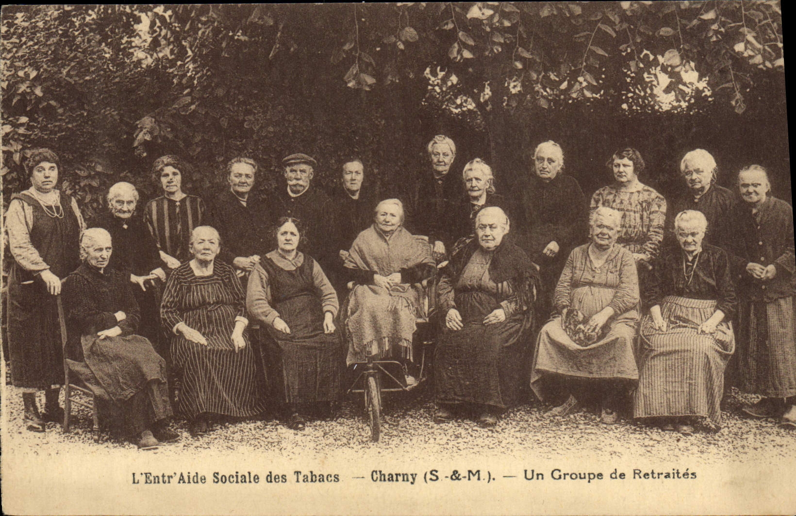 CPA Folklore l'entraide sociale des tabacs Charny Un groupe de retraites