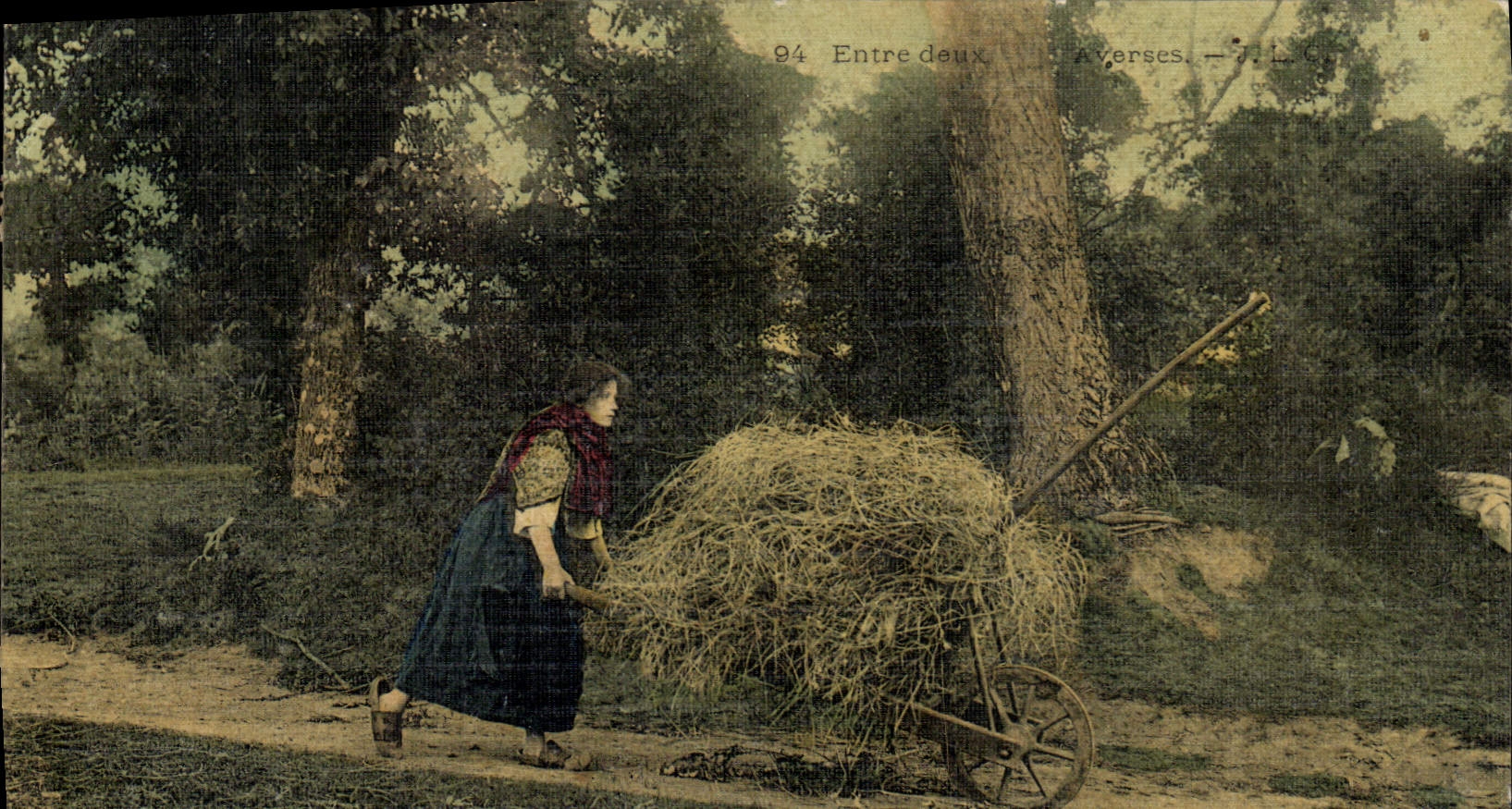 CPA Entre deux averses Folklore