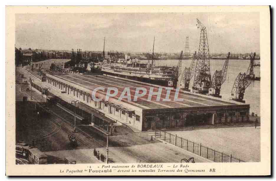 Port autonome de BORDEAUX — Le Paquebot "Foucauld" devant les nouvelles Terrasses des Quinconces