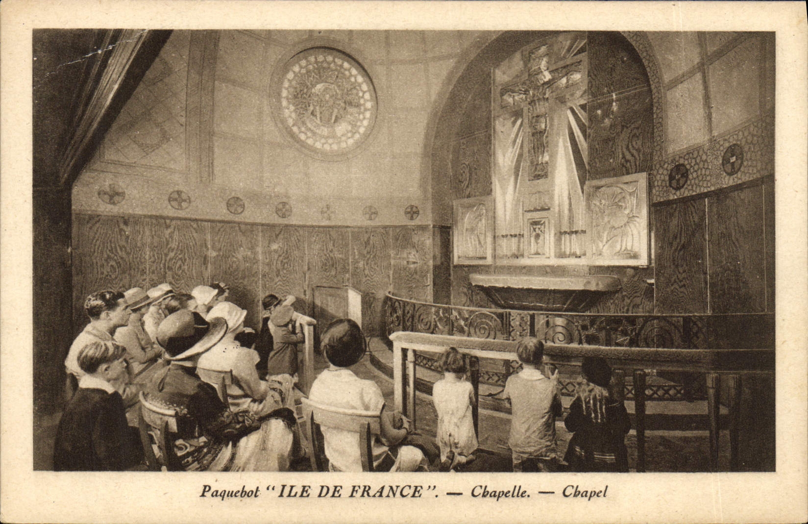 CPA Bateau Paquebot Ile de France Chapelle 