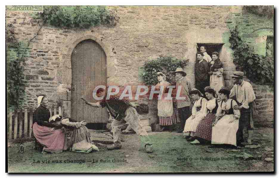 CPA Folklore La vie aux champs La main chaude 