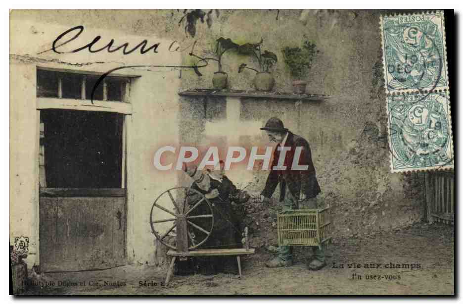 CPA Folklore La vie aux champs En usez vous Fileuse
