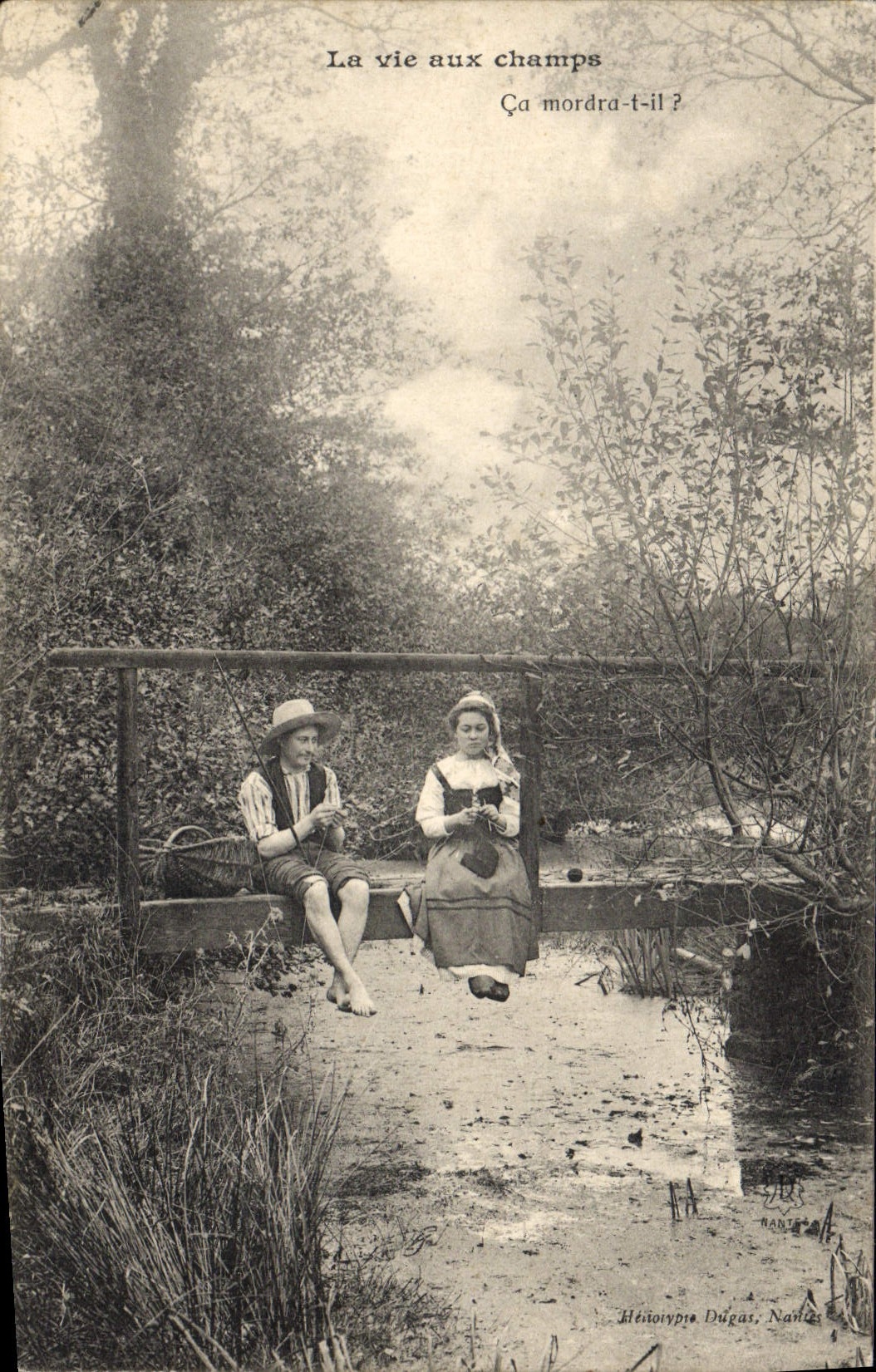 CPA Folklore La vie aux champs Ca mord t il Peche Pecheur