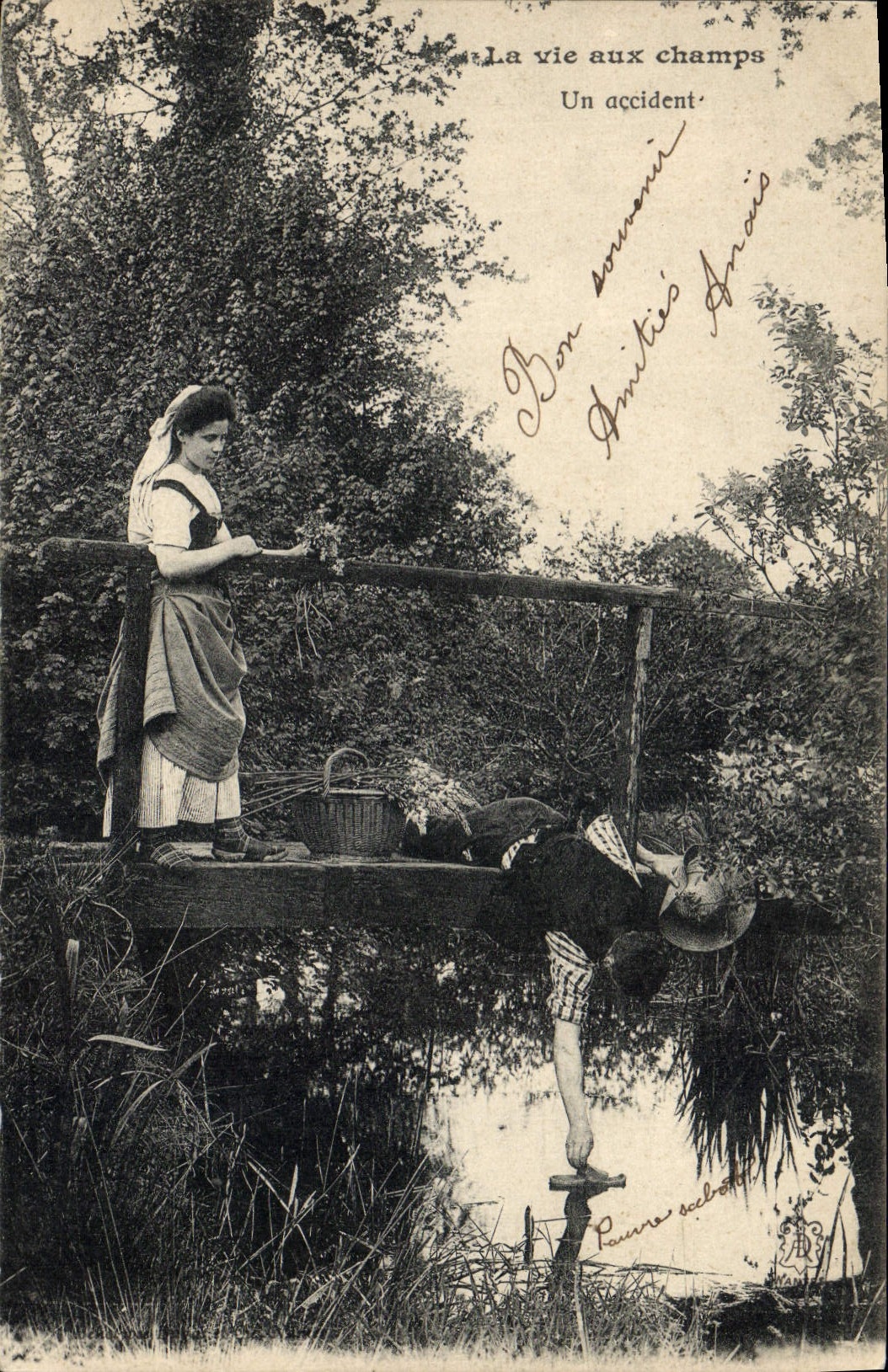 CPA Folklore La vie aux champs Un accident Peche Pecheur 
