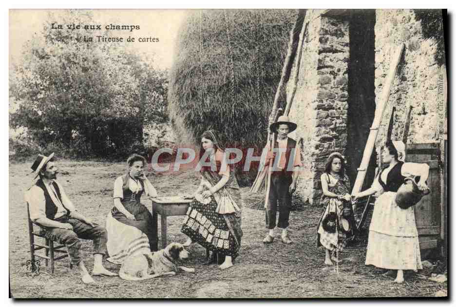 CPA Folklore La vie aux champs La tireuse de cartes Cartomancienne 