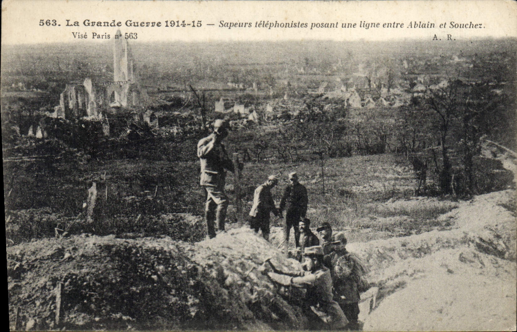 Sapeurs telefónicos colocando una línea entre Ablain y Souchez — Visé Paris n° 563