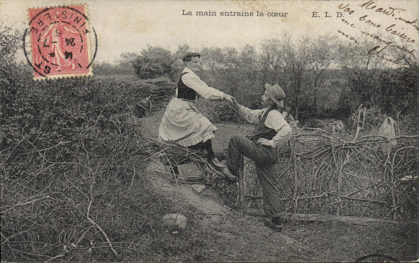 CPA Folklore La main entraine le coeur 