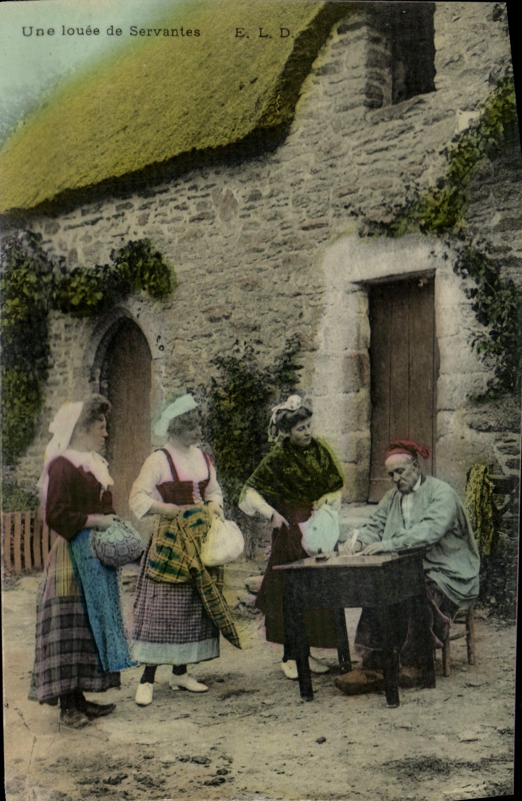 CPA Folklore Une louee de servantes 