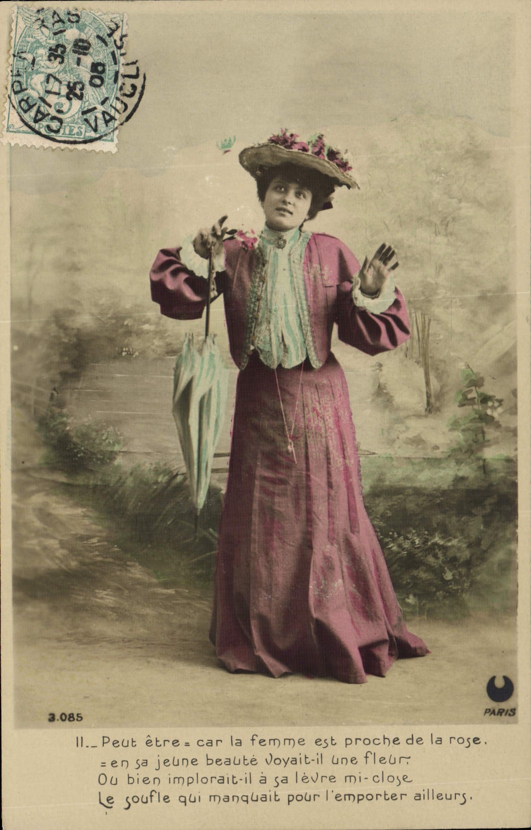 Femme en robe rose et chapeau fleuri — poème imprimé — Paris, n° 3.085