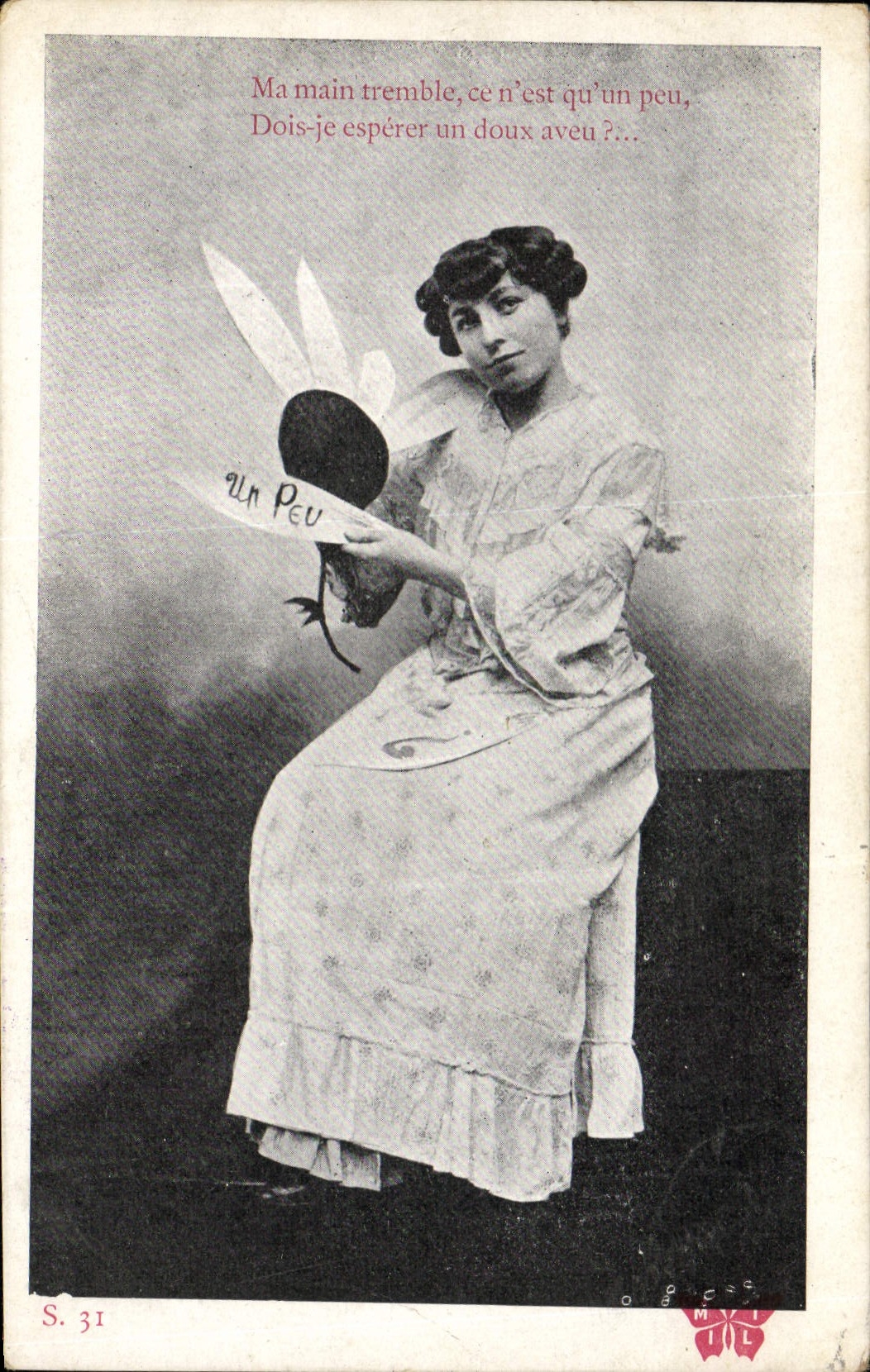 Jeune femme tenant un chapeau — S. 31 — MIL