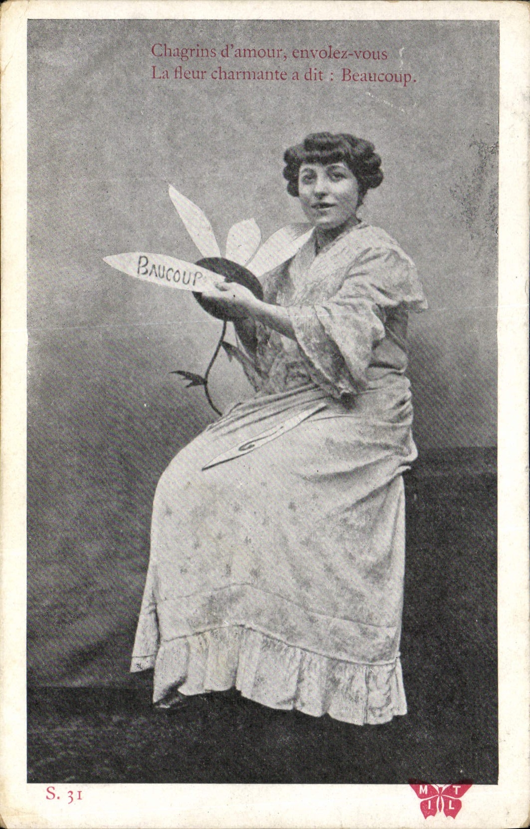 Femme tenant une fleur — jeu de mots 'Beaucoup' — éditeur MYTIL, n° S.31