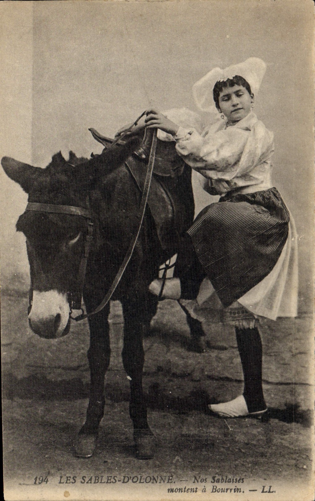 CPA Ane Mule Les Sables d'Olonne Nos Sablaises montent a bourrin 