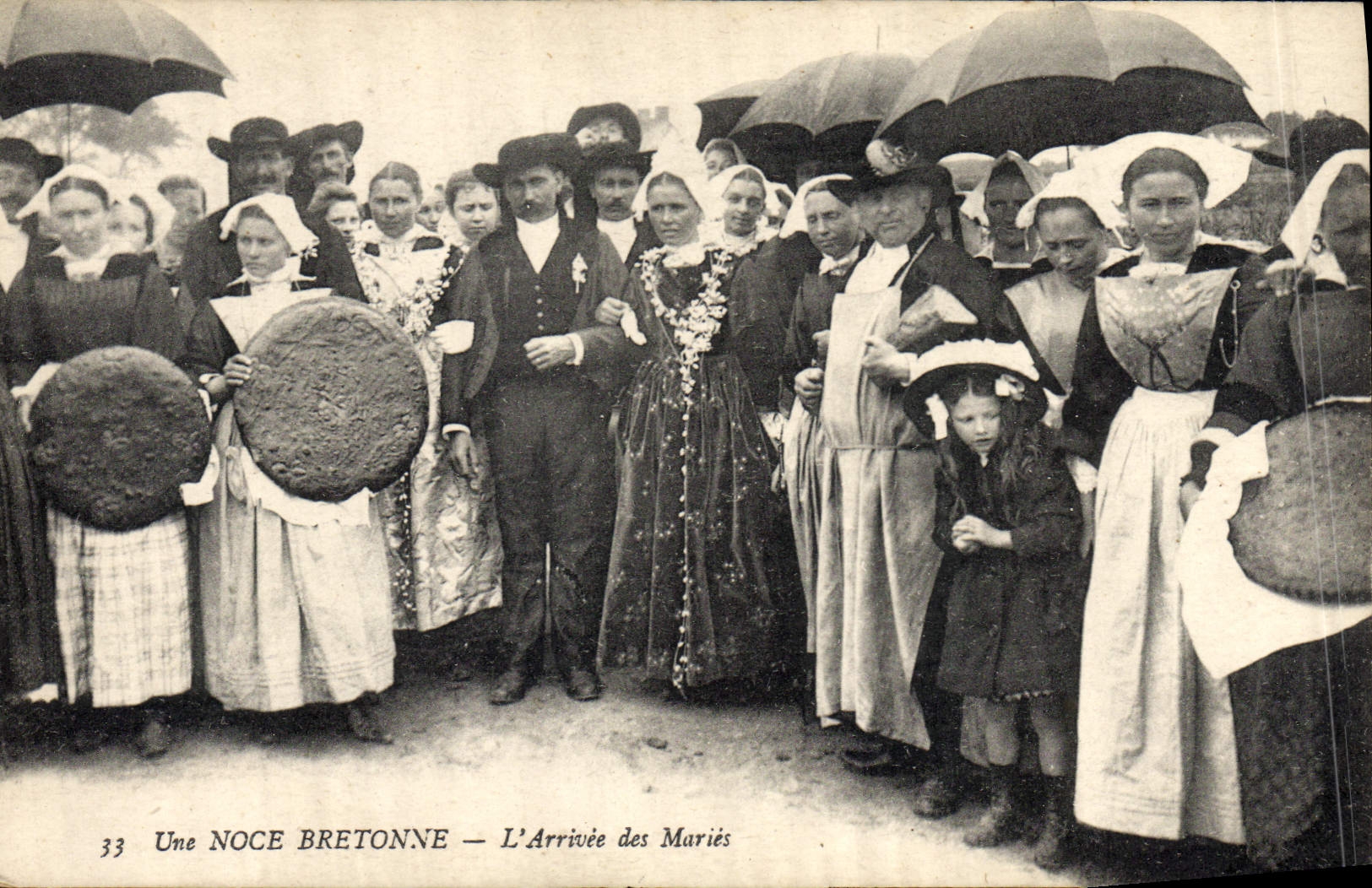 CPA Folklore Noce bretonne L'arrivee des maries Mariage 
