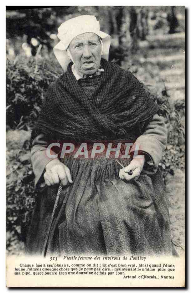 CPA Folklore Vieille femme des environs de Pontivy