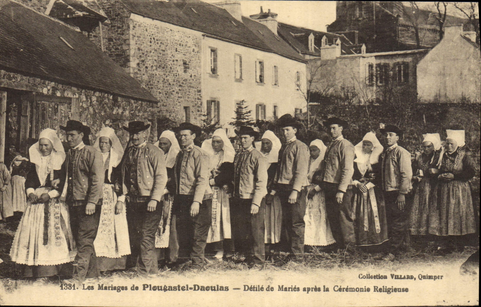 CPA Folklore Les mariages de Plougastel Daoulas Defile de maries apres la ceremonie religieuse Mariage 