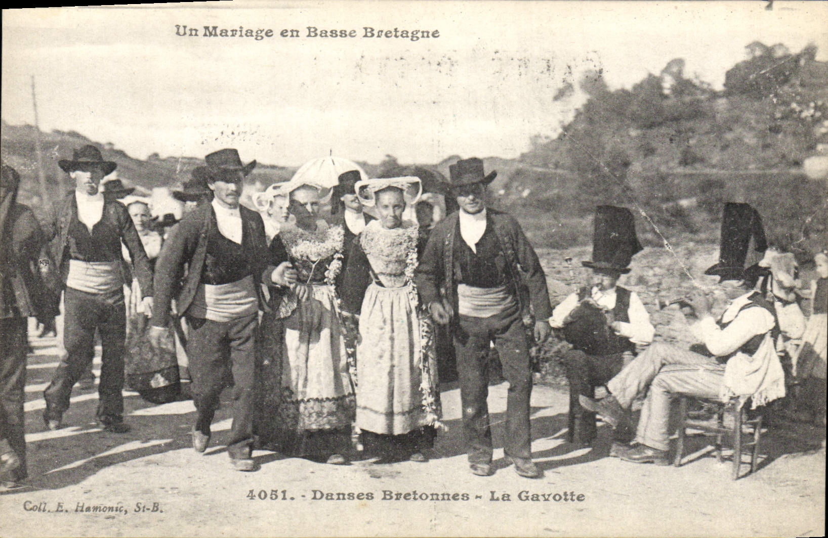 CPA Folklore Un mariage en Basse Bretagne Danses bretonnes La Gavotte Mariage 