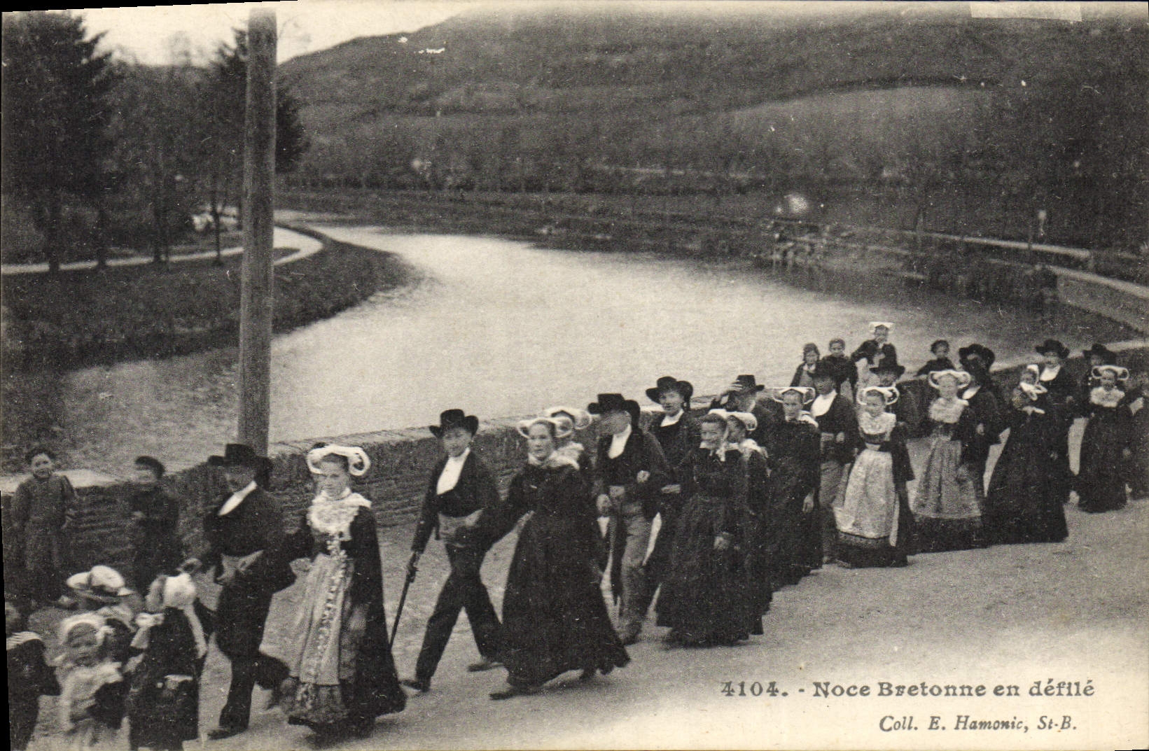 CPA Folklore Noce bretonne en defile Mariage 