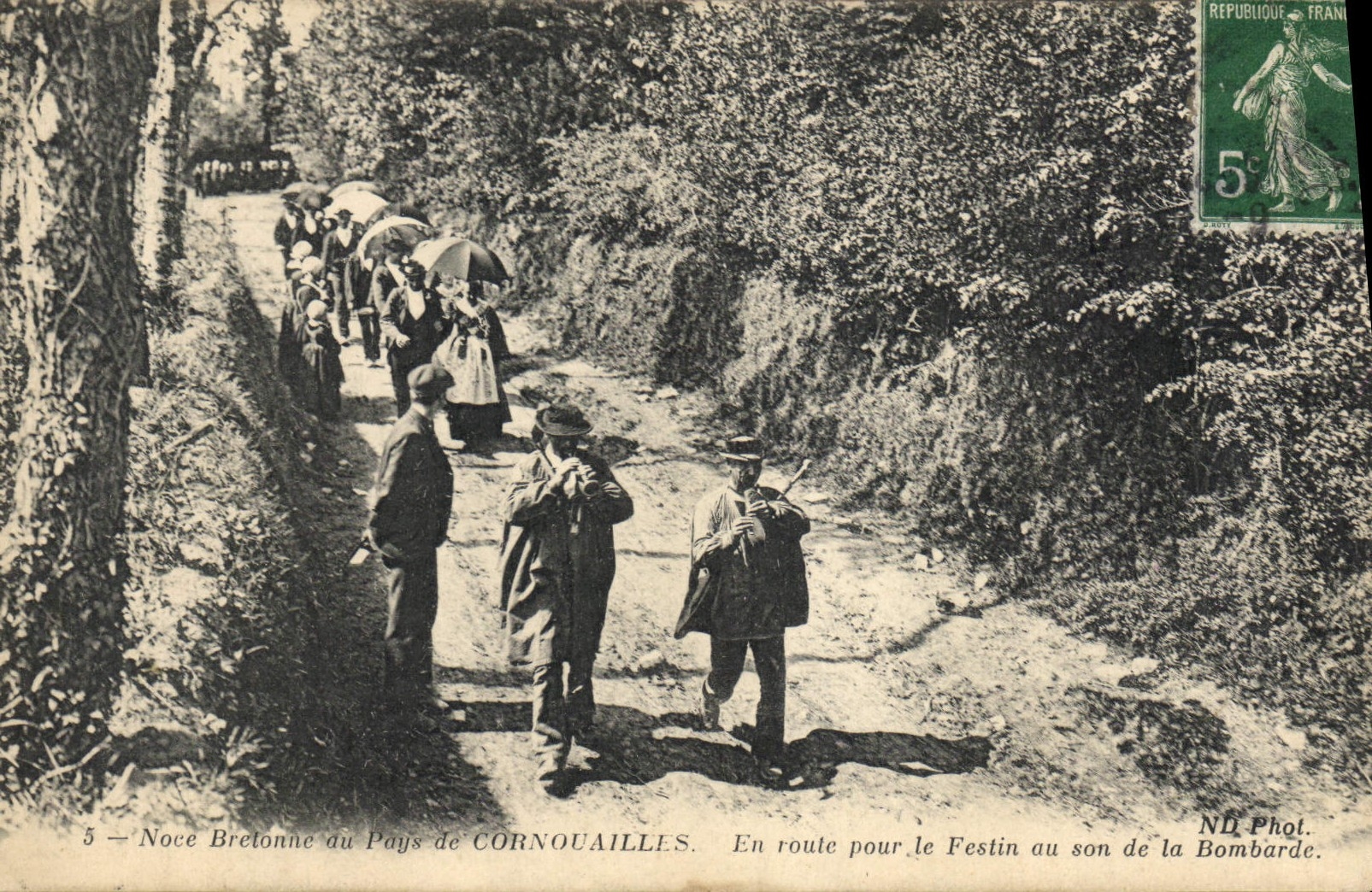 Noce Bretonne au Pays de CORNOUAILLES — En route pour le Festin au son de la Bombarde — ND Phot.